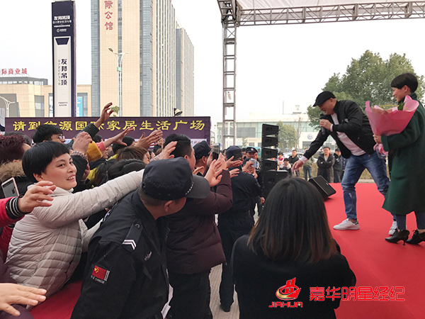 湯鎮(zhèn)業(yè)空降浙江,活動現(xiàn)場親切互動 湯鎮(zhèn)業(yè)空降浙江,活動現(xiàn)場親切互動