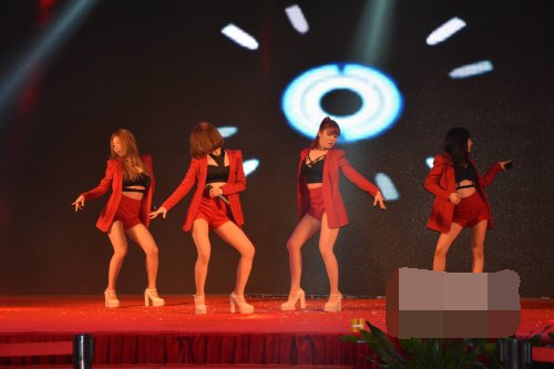 4X少女組合助力海口新城吾悅廣場封頂儀式