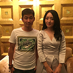 楊鈺瑩與經(jīng)紀(jì)人李志合影