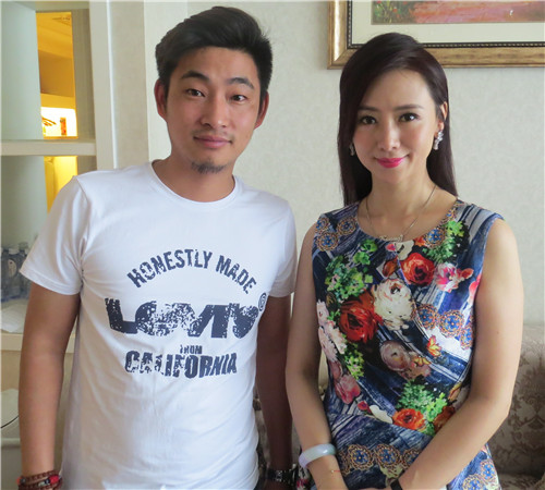 翁虹與經紀人李志合影