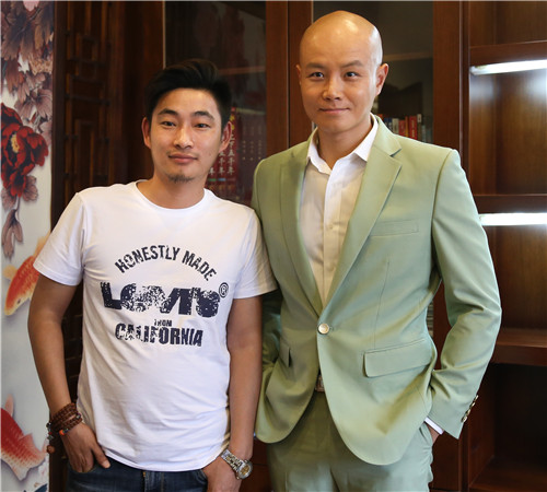 樂嘉與經紀人李志合影